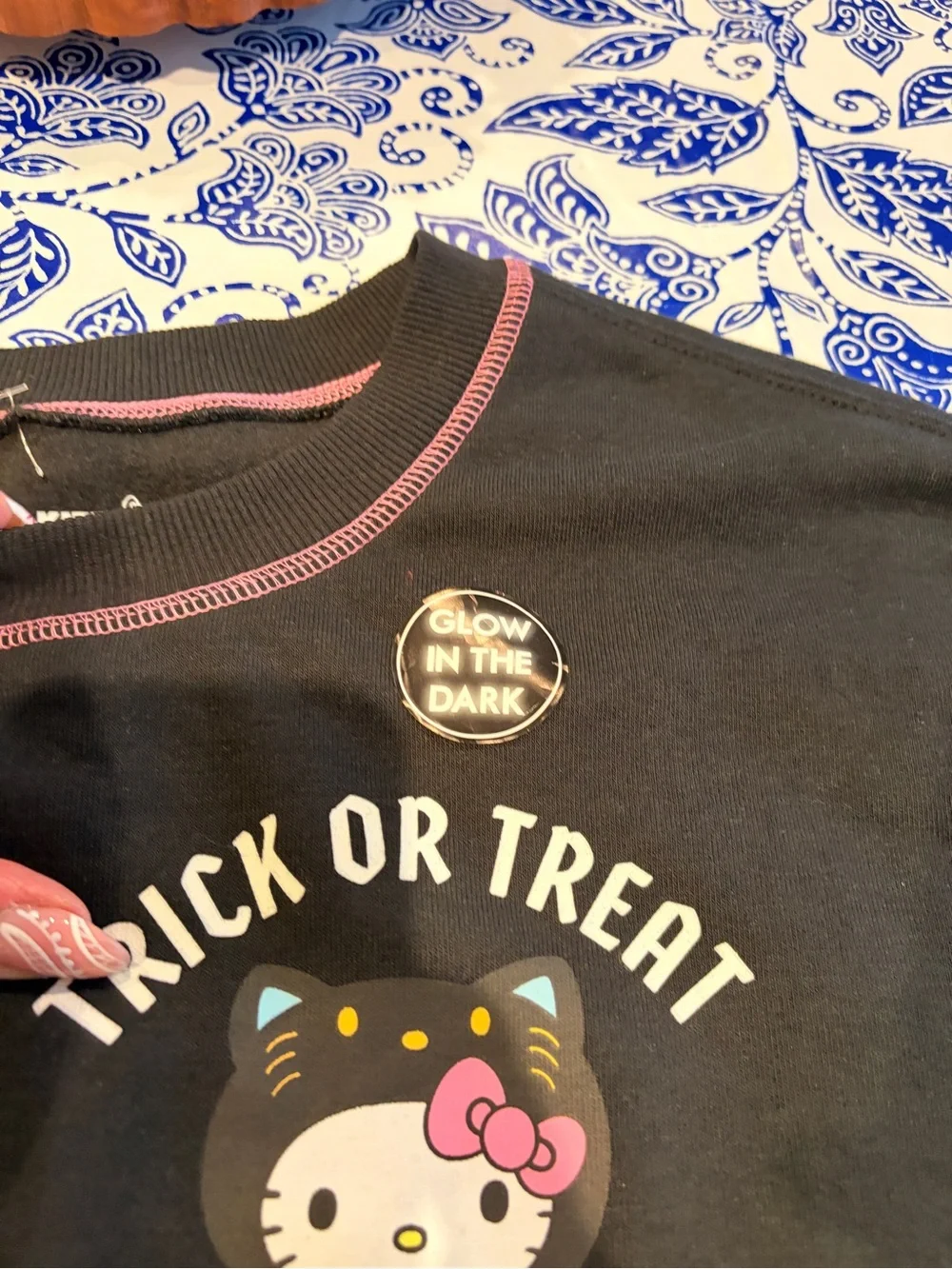 NWOT Women’s XL Hello Kitty Halloween Hybrid Graphic Sweatshirt - Picture 2 of 5